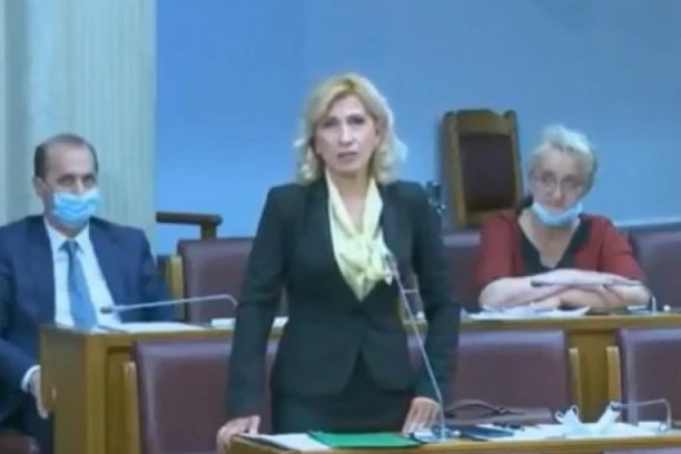 (VIDEO) Milova pulenka lupila, pa ostala živa! Poslanica DPS-a tvrdi da su Srbi hteli da spale mošti Vasilija Ostroškog?!