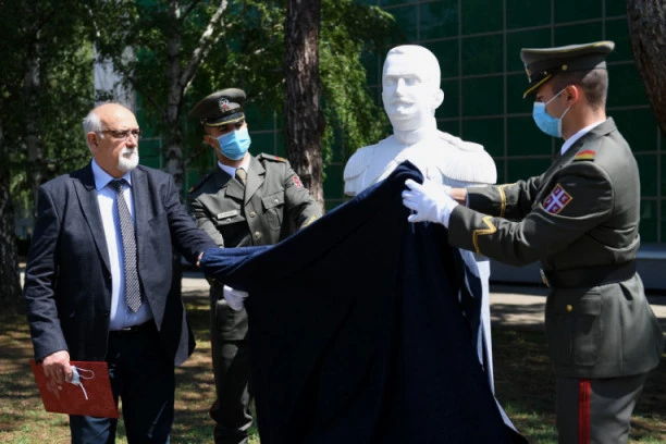 (FOTO) Svečanost povodom otkrivanja biste generala Jovana Miškovića i otvaranja Spomen sobe na Vojnoj akademiji!