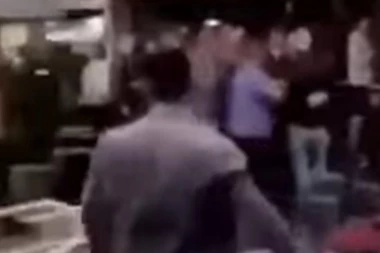 (VIDEO) MASOVNA TUČA U NIKŠIĆU! Slavili otcepljenje od Srbije, a onda nastala MAKLJAŽA (VIDEO)