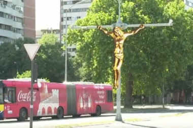 (ŠOK FOTO) Beograđani u neverici: Isus Hrist razapet na banderi! Niko ne zna ko stoji iza ovog čudnog čina?!