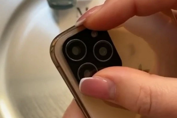 (VIDEO) Ludački trend zavladao među mladima: Kupuju lažne kamere za telefone da bi fingirali noviji model, a sa njima "mogu da se slikaju"?!