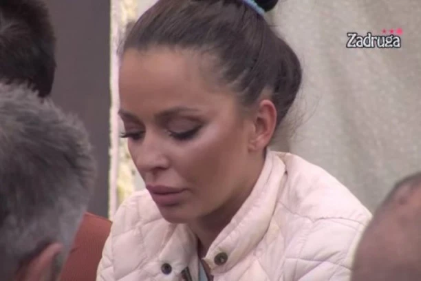 (VIDEO) Pokrila modrice na kolenima od klečanja! Otkrivena velika tajna za crnim stolom, Pešićka gutala knedle!