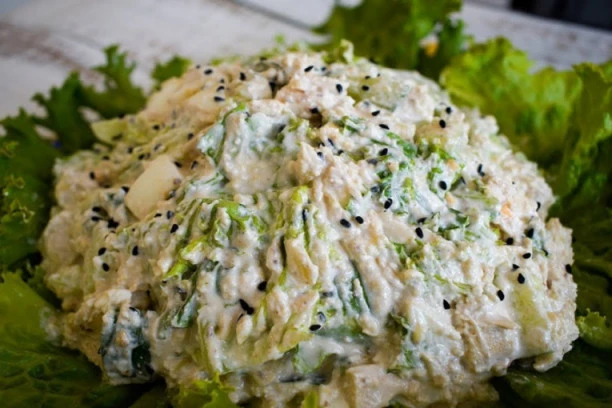 MOŽE DA BUDE I POSNA I MRSNA: Salata sa krabinim štapićima ili piletinom