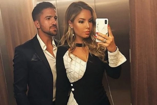 SLAVLJE U DOMU TIPSAREVIĆA. Biljana podelila sliku iz porodilišta! (FOTO)