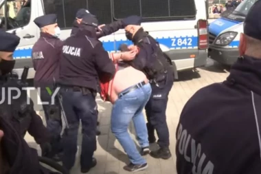 Sukob policije i demonstranata u Poljskoj: Šetnju još niko nije zabranio! Ako neko diže ruku na policajca tera nas na odlučnu reakciju