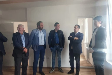 Dačić u Krupnju na otvaranju zgrade za izbegle porodice: Za vas i vaše porodice ovo je novi početak, a za nas humanitarna i moralna obaveza