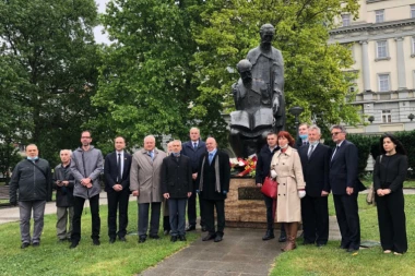 (FOTO) POLOŽENI VENCI NA SPOMENIK ĆIRILU I METODIJU! Nikodijević: Jedni od retkih koji se slave u čitavom slovenskom svetu!