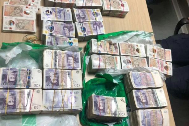 (FOTO) NOVCA K'O SALATE: Pogledajte šta je sve granična policija pronašla u turskom kamionu!