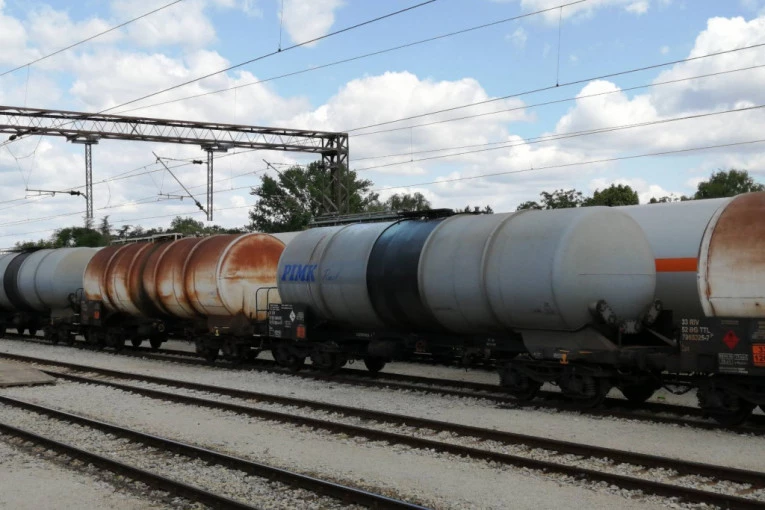 UŽAS KOD ŠIDA! Voz sa fosfornom kiselinom iskliznuo iz šina!