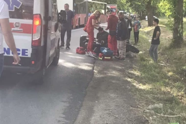 (FOTO SA LICA MESTA) U udesu na Batajničkom drumu povređen motociklista! Veliki zastoj u saobraćaju!