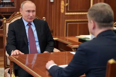 UPRKOS KORONAVIRUSU! Putin sve iznenadio i pojavio se u Kremlju, ovo je bio povod