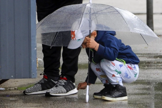 STIGLA PROMENA VREMENA! Danas kišovito i osetno hladnije, na planinama se očekuje sneg!