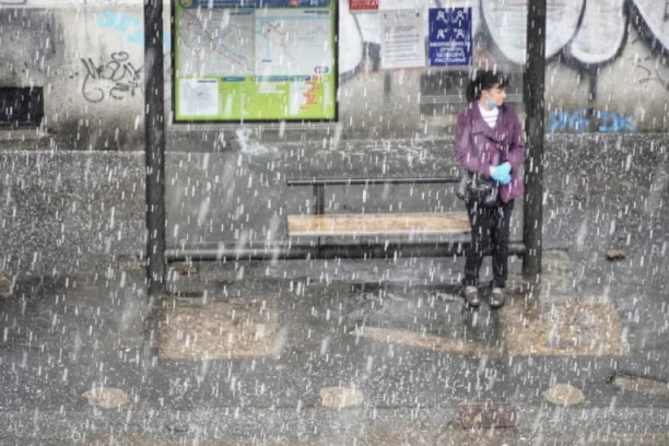 NOVO UPOZORENJE RHMZ: U naredna dva sata NEVREME će se sručiti na OVE delove Srbije!