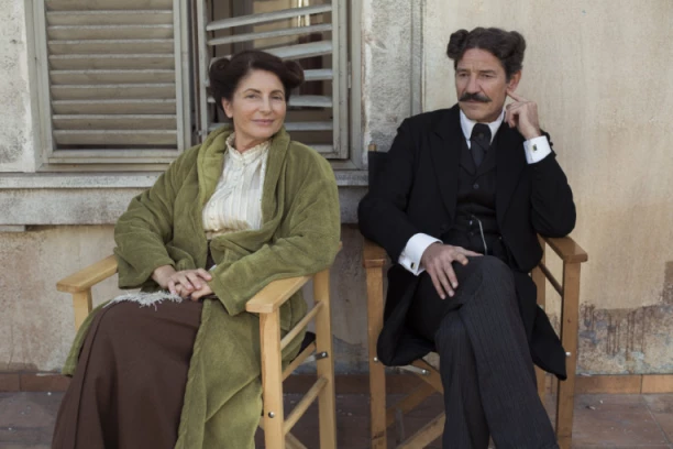 GAGI JOVANOVIĆ I SUPRUGA BRANKA PUJIĆ STIGLI NA PREMIJERU NEČISTE KRVI: Poznati glumački par, podrška ćerki Anđeli! (FOTO)