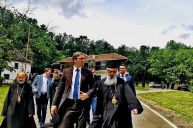 (FOTO) Vučić i vladika Jovan obišli manastir Pinosava u Kusatku