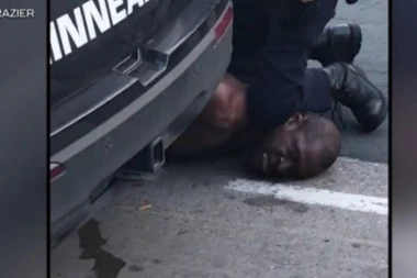 (VIDEO) "Ne mogu da dišem!" Brutalno hapšenje šokiralo svet: Policajac klečao na vratu muškarcu koji je kasnije preminuo!