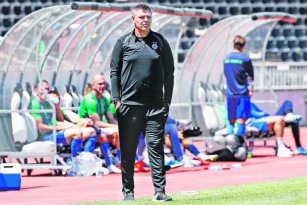 Trener crno - belih ima problema s "Grobarima": Savu tukao navijač, zato beži iz Partizana