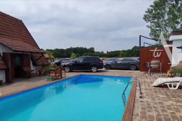 (VIDEO) Besna kola, bazeni, narkotici i čitav arsenal naoružanja: Ovo je kuća u kojoj je uhapšena Tijana Ajfon