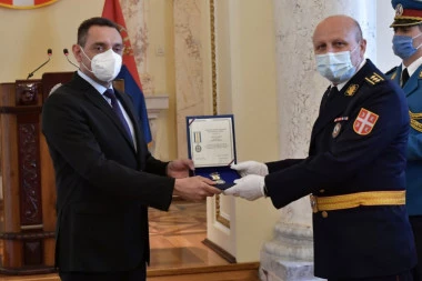 Unapređenja i priznanja najzaslužnijim u borbi sa koronom: Vulin nagradio pripadnike srpske vojske