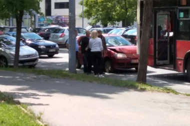 (FOTO) Čukanje na Novom Beogradu: Punto se "zalepio" za autobus!