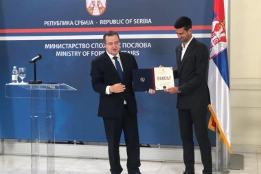 (FOTO) Đokoviću nagrada za izuzetan angažman i doprinos u promociji interesa Srbije