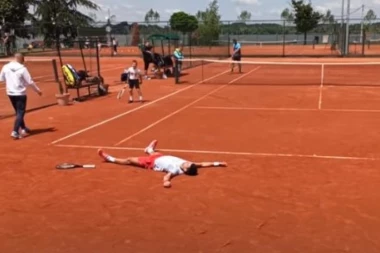 (VIDEO) Finale Rolan Garosa na Dorćolu: Đoković posle lavovske borbe trijumfovao, pa legao na šljaku!
