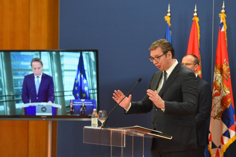 (FOTO) Vučić obavio video razgovor sa Donaldom Tuskom
