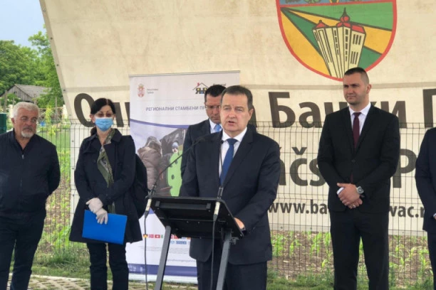 Dačić uručio ključeve od stana izbeglim porodicama: "Pomoć sugrađanima je naša dužnost i obaveza"