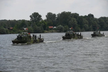 Rečna flotila jača neg' što je ikad bila: Srpski patrolni brodovi topovima uništili čamce pune terorista!