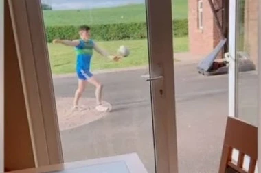 (VIDEO) NEVEROVATNO: Šutnuo je loptu preko krova kuće i uhvatio je sa druge strane!