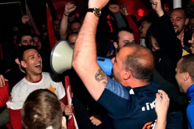 (VIDEO) Novi detalji Zvezdinog slavlja u svlačionici: Dekijeve reči motivacije za duplu krunu, Gobeljić sa megafonom...