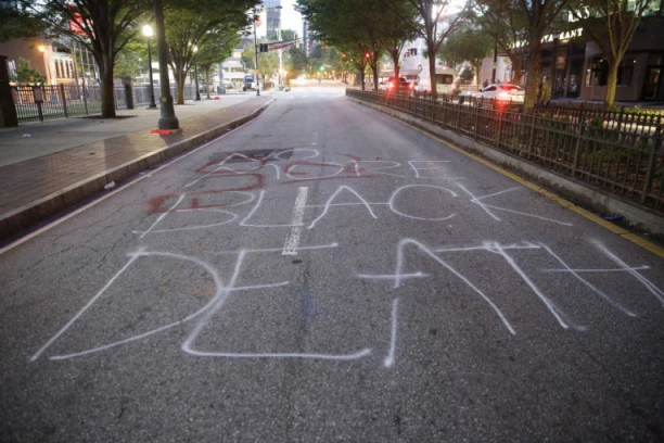 RASULO U AMERICI! Građani ozlojeđeni zbog Flojdove smrti: Tokom protesta UBIJEN policajac, drugi ranjen!