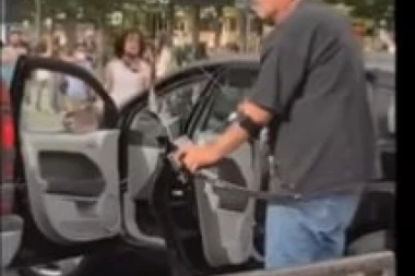 Haotičan snimak sa protesta zbog smrti Afroamerikanca: Čovek izvadio luk i strelu, demonstranti ubili boga u njemu