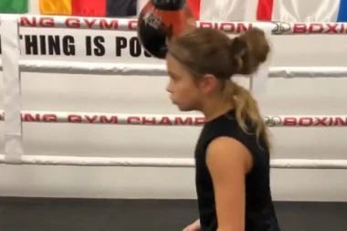 (VIDEO) Boksersko čudo: Devojčica (12) se bori sa povezom preko očiju, dečaci ne smeju sa njom u ring