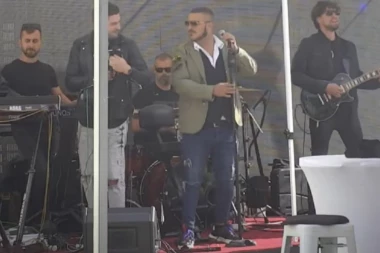 Svi pričaju o Darku Laziću: Pevač ušao u Zadrugu, devojke pale u trans kad su ga videle kako izgleda!