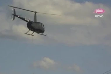 (VIDEO) Lova se razletela po nebu! Galantan na svoj rođendan: Mitrović iz helikoptera obasipa novčanicama zadrugare na imanju!
