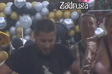 (FOTO 18+) Strefiće vas srčka! Luna skinula majicu nasred žurke i pokazala gole grudi! Evo kako izgledaju bez brusa i odeće!