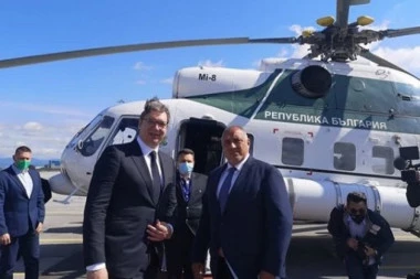 (FOTO, VIDEO) Vučić stigao u Bugarsku: Borisov ga dočekao na aerodromu