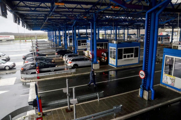 CARINICI I POLICIJA SPREČILI PRENOS ILEGALNOG NOVCA: Na Preševu i Gradini zaplenjeno 100.000 evra!