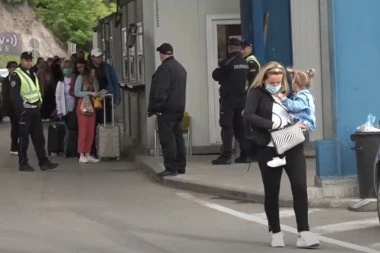 (VIDEO) Šiptari teraju žene sa decom da idu peške preko granice! Samo za Srbe važe OVA pravila na Jarinju