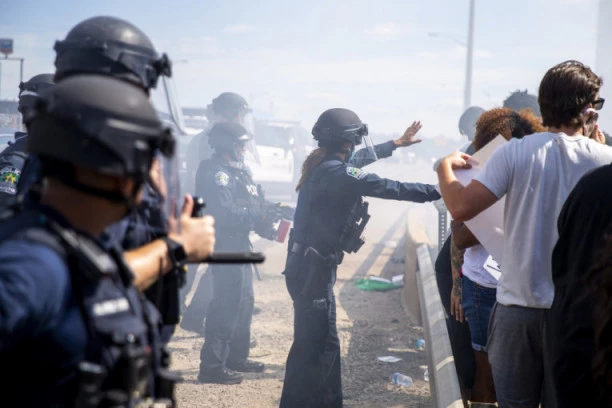 (VIDEO) TRPAJ, NE GLEDAJ! Besni Ameri pustoše radnje: Razoreni lokali, Starbaks i Armani najgore prošli!