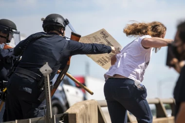 (VIDEO) Apokaliptično stanje u SAD! Policijski automobili gore kao šibice, ulice razorene, bes ljudi kulja!
