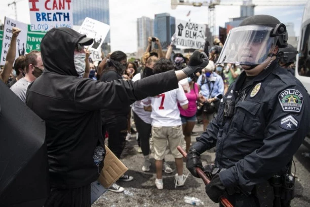 "BACITE LI CIGLU OBAVESTIĆEMO VAŠU PORODICU GDE DA PREUZMU POSMRTNE OSTATKE" Šerif upozorio šta čeka demonstrante koji PREĐU GRANICU tokom sutrašnje vojne parade