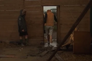 (NECENZURISAN VIDEO) Nisu uspeli da ga zadrže: Janjuš razvalio vrata i pobegao iz Zadruge!