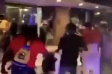 (ŠOK VIDEO) KRVAVI RAT U AMERICI! Udaraju iz sve snage: Policajci osetili gnev građana na svojoj koži!