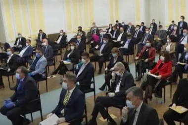 Makljaža u Skupštini Republike Srpske: Posvađali se, a onda se zaleteli k'o dva ovna jedan prema drugom