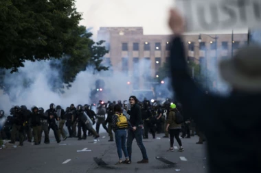 (FOTO) KONTROVERZNI zakon: Hiljade ljudi bi moglo da KRENE KA EVROPI, slike nereda obišle SVET!