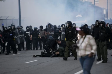 Šok na protestima u Americi: Belac udario Afroamerikanca automobilom i ubio ga?!