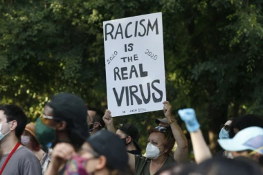 (VIDEO) Ključa nezadovoljstvo! Protesti u Americi ne jenjavaju: Stotine ljudi zarobljene na Bruklinskom mostu, demonstranti zasuti biber sprejom!