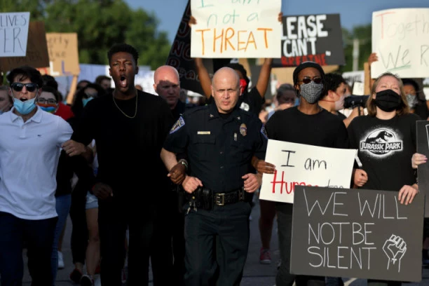 Klečanje nije dovoljno: Šef policije u Masačusetsu ležao licem okrenut ka zemlji!